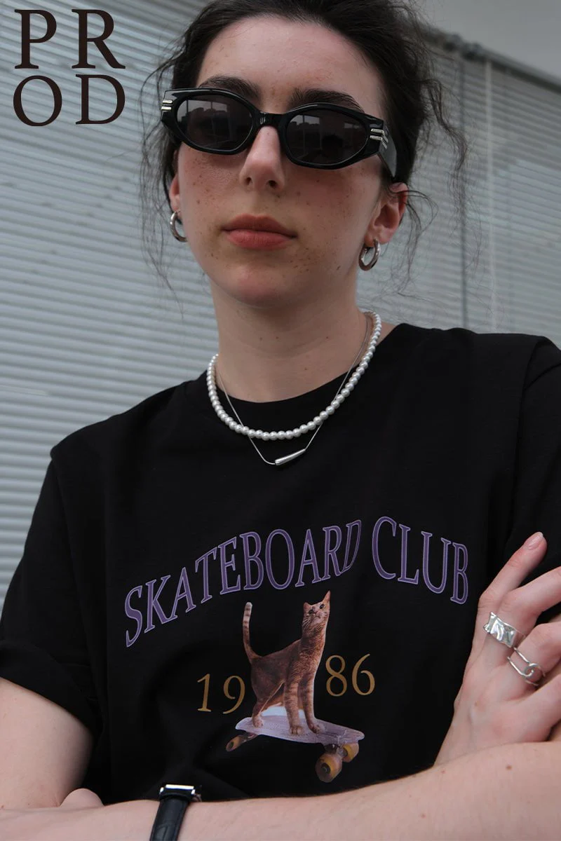 1928-1986-skateboard-club-cat-graphic-basic-short-sleeve-t-shirt-black-1.webp 1986 Skateboard Club - Cat Graphic Basic Short Sleeve T-Shirt / Black